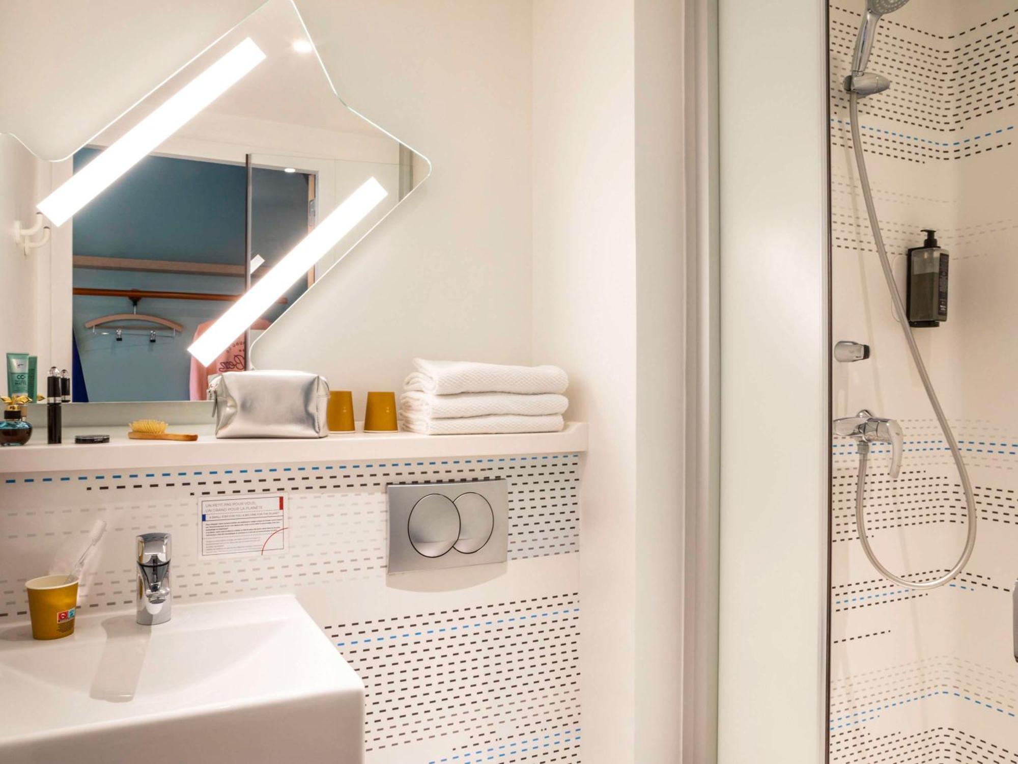 ibis budget Paris Clichy Mairie Exterior foto